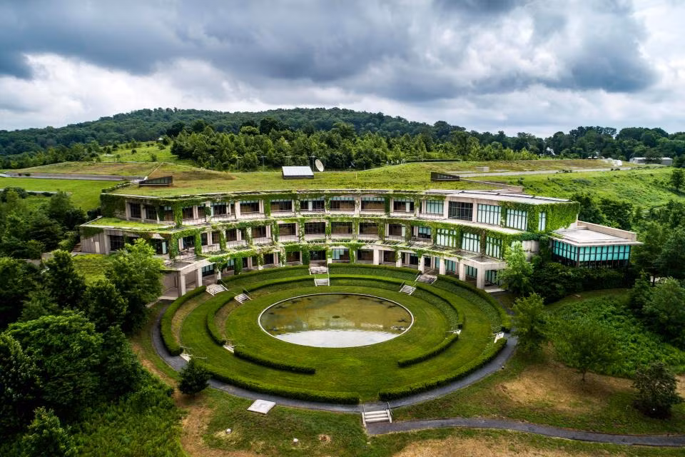 Theo The Sun, nhiều hầm trú ẩn hạt nhân ở Mỹ được xây dựng vào những năm 1950 và 1960 trong bối cảnh mối quan hệ giữa Mỹ và Liên Xô trở nên căng thẳng. Cục Dự trữ Liên bang Mỹ đã cất giấu hàng tỷ USD tiền mặt trong hầm trú ẩn hạt nhân Mount Pony (ảnh) ở Cupeper, bang Virginia. (Nguồn: The Sun)