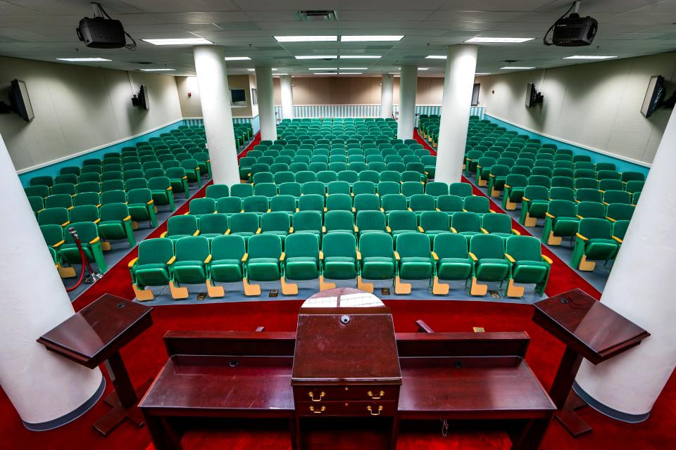 Căn phòng này nằm bên trong boongke dưới lòng đất ở Tây Virginia, đóng vai trò làm Hạ viện trong trường hợp chiến tranh hạt nhân xảy ra.