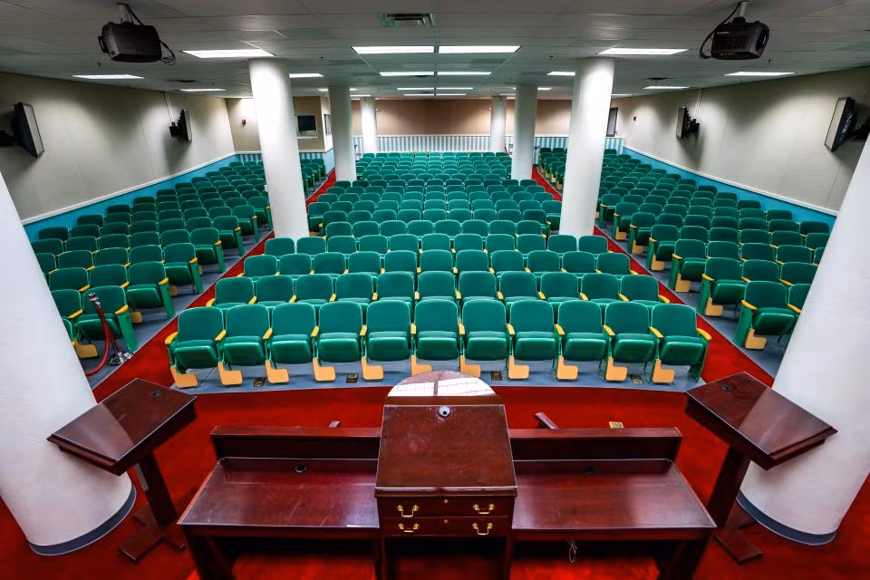 Căn phòng này nằm bên trong boongke dưới lòng đất ở Tây Virginia, đóng vai trò làm Hạ viện trong trường hợp chiến tranh hạt nhân xảy ra.