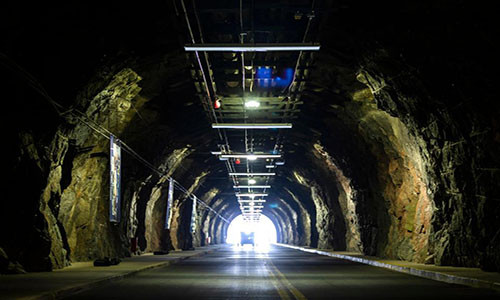 Đường hầm dài hơn 3km dẫn tới căn cứ không quân núi Cheyenne được xây dựng ở độ sâu khoảng 600 mét dưới một ngọn núi.