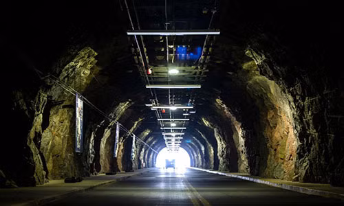 Đường hầm dài hơn 3km dẫn tới căn cứ không quân núi Cheyenne được xây dựng ở độ sâu khoảng 600 mét dưới một ngọn núi.