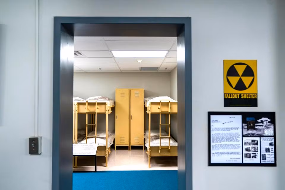 Phòng ngủ cho các nghị sĩ trong boongke tránh bom hạt nhân bí mật nằm bên dưới khu nghỉ dưỡng bốn sao Greenbrier.