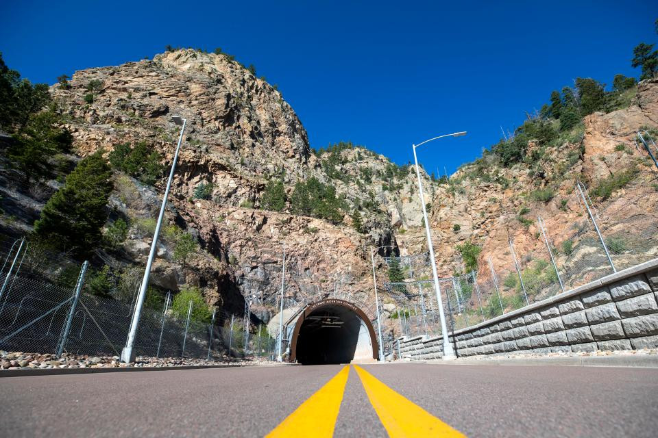 Căn cứ nằm trong khu vực hợp núi Cheyenne ở Colorado (Mỹ) này được bảo vệ bởi 2 cánh cửa làm bằng bê tông và thép nặng 23 tấn. Mời độc giả xem thêm video: Di dời căn cứ quân sự của Mỹ trên đảo Okinawa hồi năm 2013 (Nguồn: VTC14)