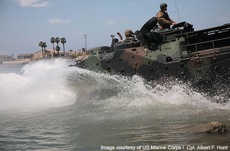 Trên biển, AAV-P7A1 có thể đạt tốc độ 7 hải lý/giờ khi di chuyển dưới nước nhờ động cơ V-8 diesel tuốc bin tăng áp 400 mã lực với động cơ đẩy được kích hoạt bởi hai máy bơm phụt tia nước. Ảnh: army-technology.com