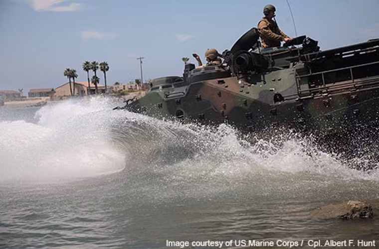 Trên biển, AAV-P7A1 có thể đạt tốc độ 7 hải lý/giờ khi di chuyển dưới nước nhờ động cơ V-8 diesel tuốc bin tăng áp 400 mã lực với động cơ đẩy được kích hoạt bởi hai máy bơm phụt tia nước. Ảnh: army-technology.com