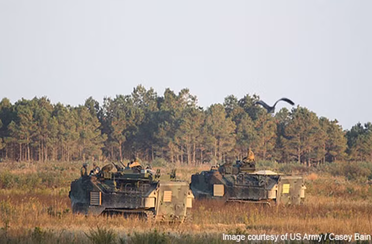 AAV-P7A1 là một loại phương tiện bọc thép lội nước dành riêng cho nhiệm vụ đổ bộ đường biển vận chuyển binh sĩ và hàng hóa từ tàu đổ bộ lên đất liền. Ảnh: army-technology.com