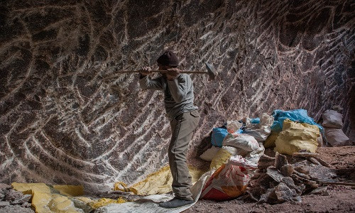 Nhóm thợ mỏ đầu tiên đến mỏ muối lúc 7 giờ sáng. Mỗi thợ muối mang về các tảng đá muối nặng khoảng 150 đến 200 kg mỗi ngày.