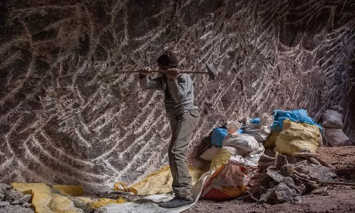 Nhóm thợ mỏ đầu tiên đến mỏ muối lúc 7 giờ sáng. Mỗi thợ muối mang về các tảng đá muối nặng khoảng 150 đến 200 kg mỗi ngày.