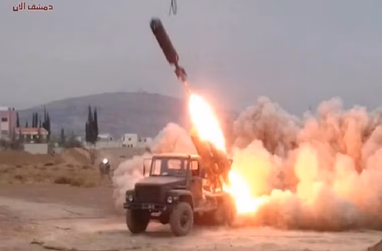 Tại Daraa, Quân đội Syria đã tấn công các tuyến phòng thủ của Quân đội Syria Tự do (FSA) và nhóm liên minh thánh chiến Hayat Tahrir Al-Sham (HTS) ở vùng Al-Lijat, phía đông tỉnh. Ảnh: AMN.