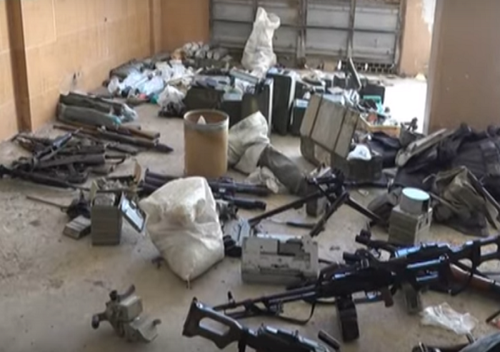 Trong số vũ khí được giao nộp có súng trường tự động, súng trường bắn tỉa, súng máy hạng nặng và đạn dược,...Ảnh: SANA.