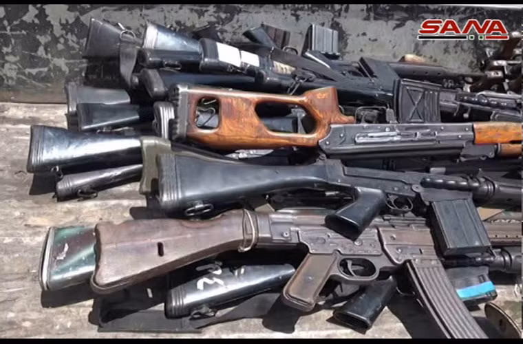 Theo một nguồn tin quân sự, ngày 31/5, Quân đội Syria đã thu giữ một lượng lớn vũ khí và đạn dược mà các tay súng phiến quân khác giao nộp ở Bắc Homs trước khi rời khỏi khu vực này. Ảnh: SANA.