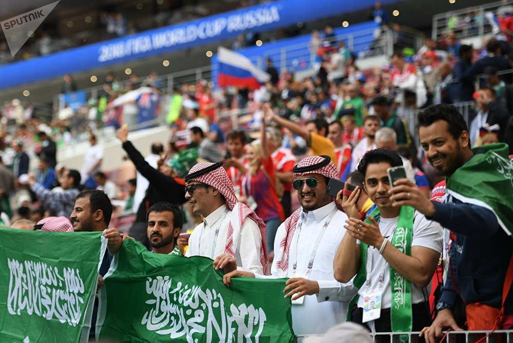Cổ động viên của đội tuyển Saudi Arabia xếp hàng dài trên khán đài. Ảnh: Sputnik.