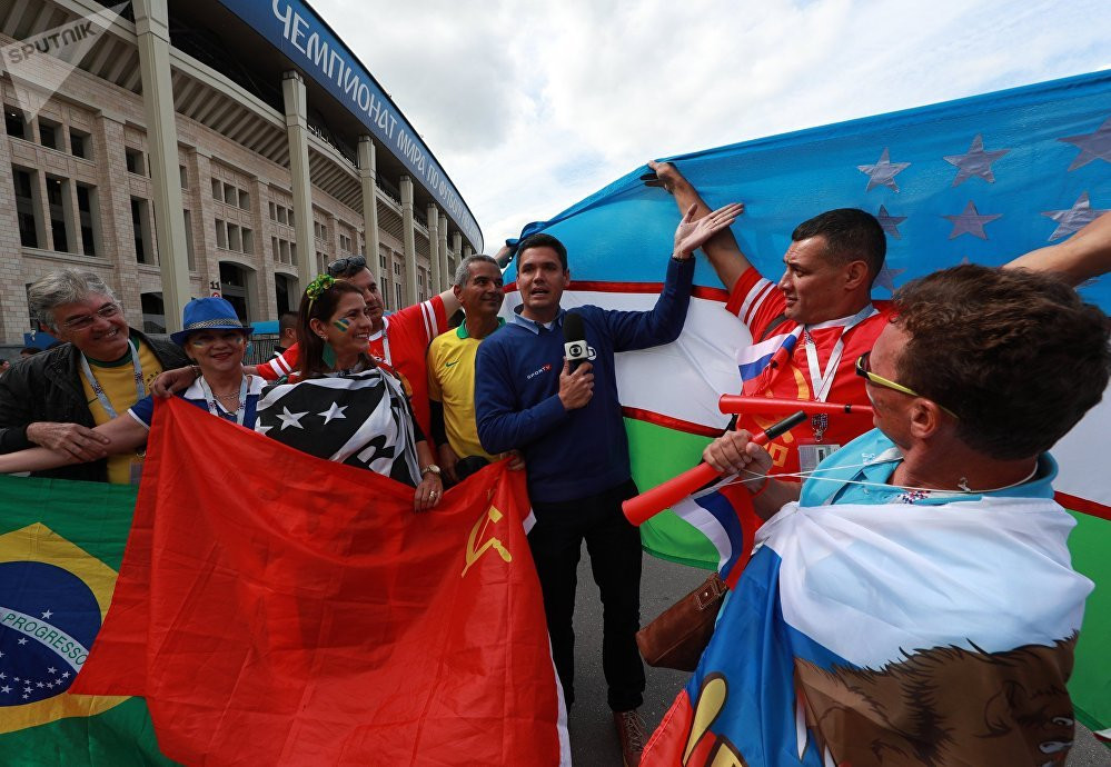 Người hâm mộ bóng đá phấn khích trước trận đấu giữa đội tuyển Nga và Saudi Arabia. Ảnh: Sputnik.