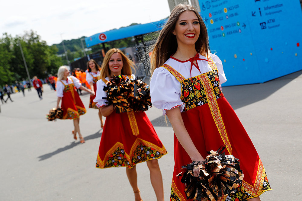 Những nữ cổ động viên xinh đẹp trong bộ trang phục truyền thống bên ngoài sân vận động Luzhniki, thủ đô Moscow, trước giờ bóng lăn. Ảnh: Sputnik.