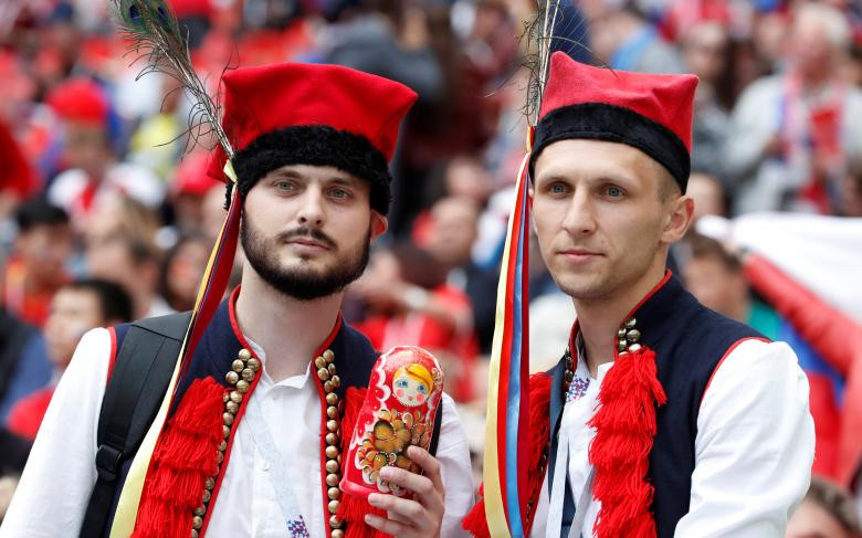 Những người hâm mộ cổ vũ cho đội tuyển Nga trước trận đấu. Ảnh: Reuters.