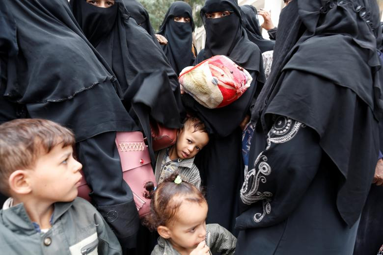 Các em nhỏ xếp hàng cùng mẹ để đăng ký chỗ ở tại khu trại tị nạn ở Sanaa, Yemen.