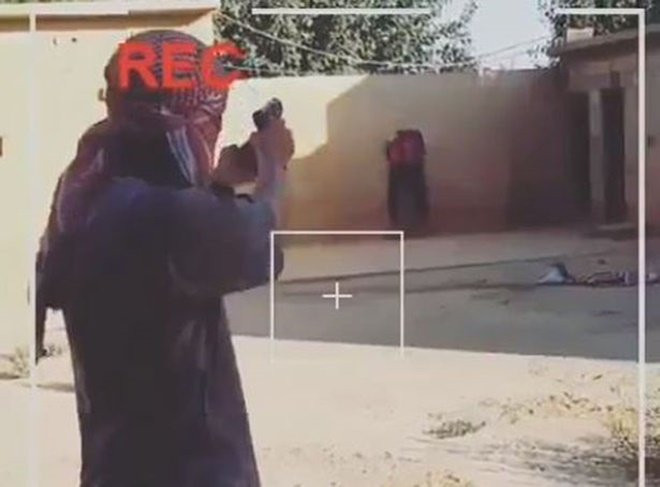 Hình ảnh tay súng IS chĩa súng về áo đấu câu lạc bộ Bracelona.