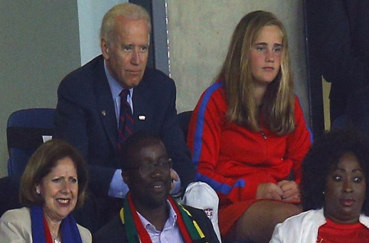 Phó Tổng thống Mỹ khi đó là ông Biden cùng cháu gái Naomi theo dõi trận đấu giữa Mỹ và Ghana ngày 16/6/2014. Ảnh: Reuters.