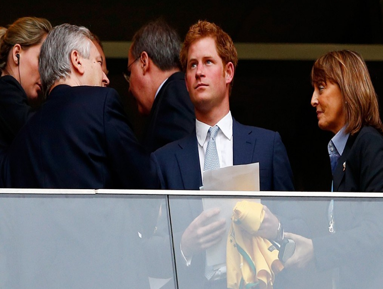 Hoàng tử Harry theo dõi trận đấu bảng A giữa Cameroon và Brazil tại sân vận động Estadio Nacional ở Brasilia, Brazil, ngày 23/6/2014. Kết quả, Brazil thắng Cameroon với tỷ số 4-1. Ảnh: Getty.
