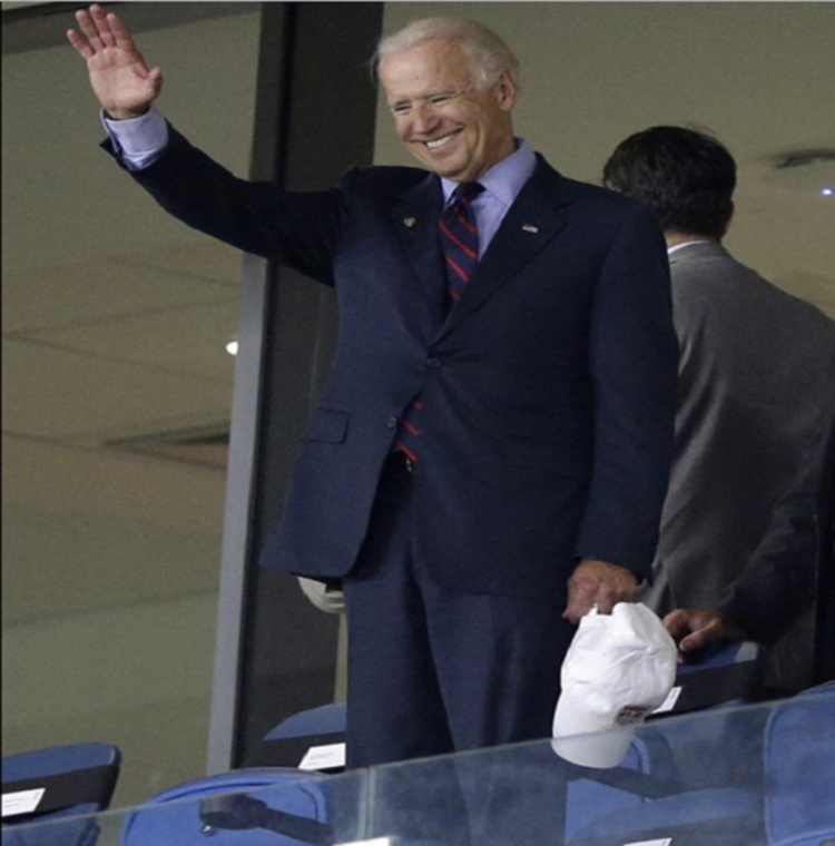 Phó Tổng thống Mỹ Biden cười tươi vẫy tay sau trận đấu bảng G giữa Mỹ và Ghana tại sân vận động Dunas ở Natal, Brazil, ngày 16/6/2014. Kết quả, Mỹ thắng Ghana với tỷ số 2-1. Ảnh: AP.