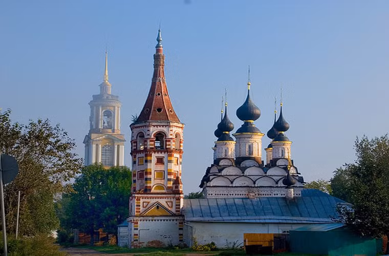 Suzdal là thị trấn nhỏ chỉ rộng 15 km2 nhưng là một trong những địa điểm hấp dẫn du khách ở Nga. Nơi đây tập trung rất nhiều nhà thờ nổi tiếng với kiến trúc khác nhau. Ảnh: Flickr.