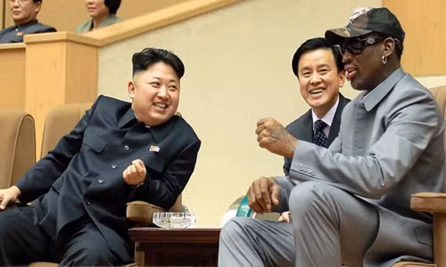 Cựu ngôi sao NBA Dennis Rodman (phải) trong một lần diện kiến nhà lãnh đạo Triều Tiên Kim Jong-un.