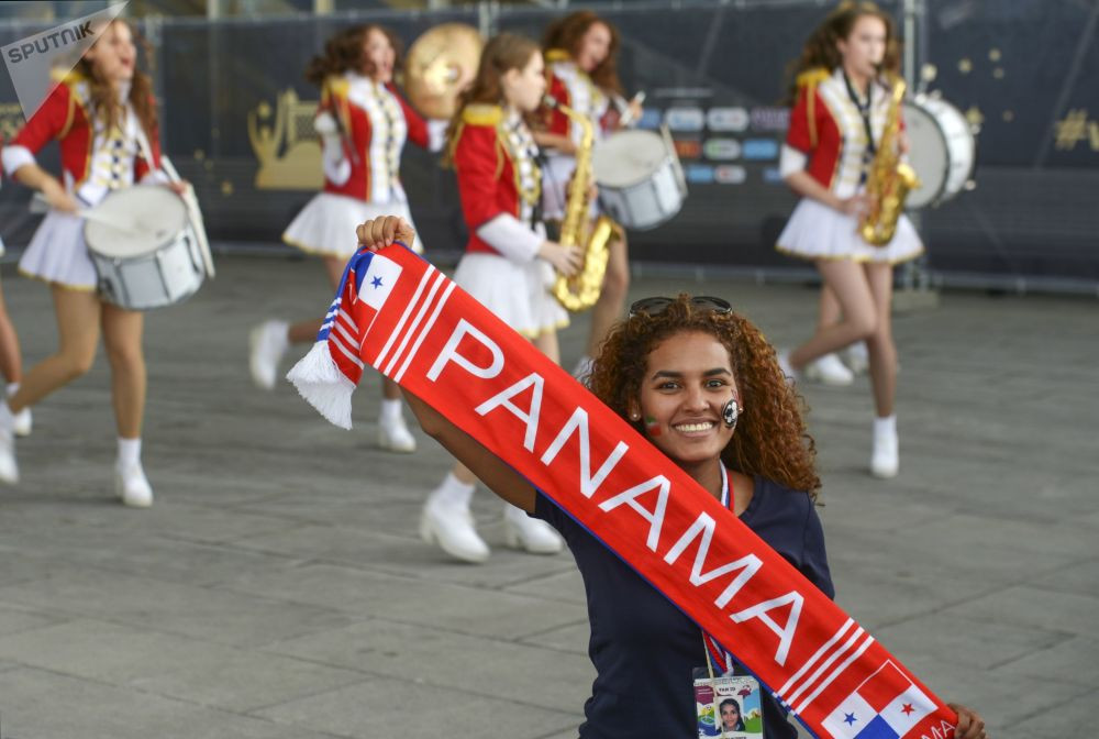 Nữ cổ động viên của đội tuyển bóng đá quốc gia Iran có mặt tại sân vận động St.Petersburg trước trận đấu giữa Iran và Morocco.