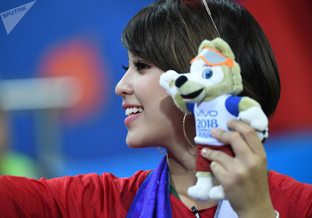 Một người hâm mộ đội tuyển Bồ Đào Nha chụp hình với linh vật World Cup 2018.