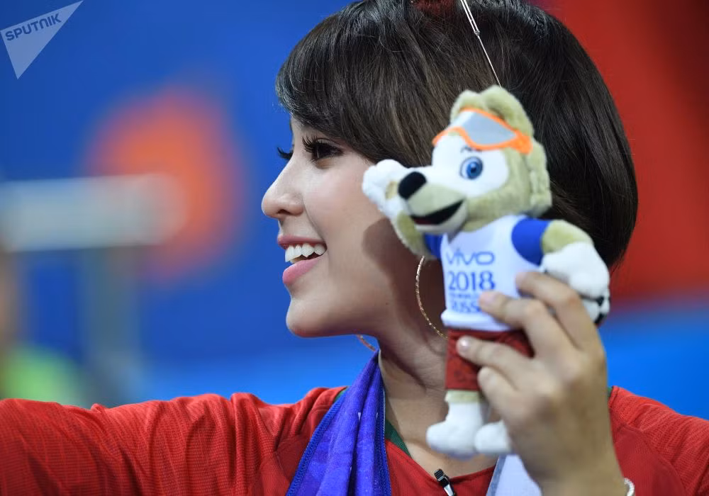 Một người hâm mộ đội tuyển Bồ Đào Nha chụp hình với linh vật World Cup 2018.