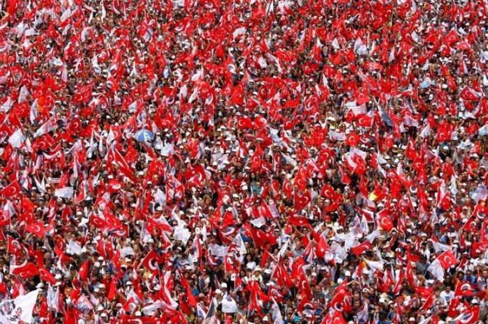 Đám đông ủng hộ ứng viên Muharrem Ince tham gia một cuộc tuần hành.