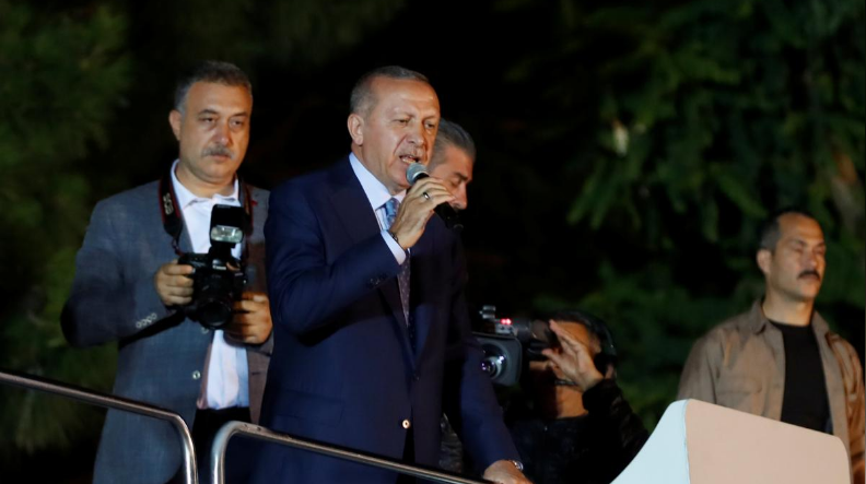 Tổng thống Erdogan phát biểu trước đám đông người ủng hộ.