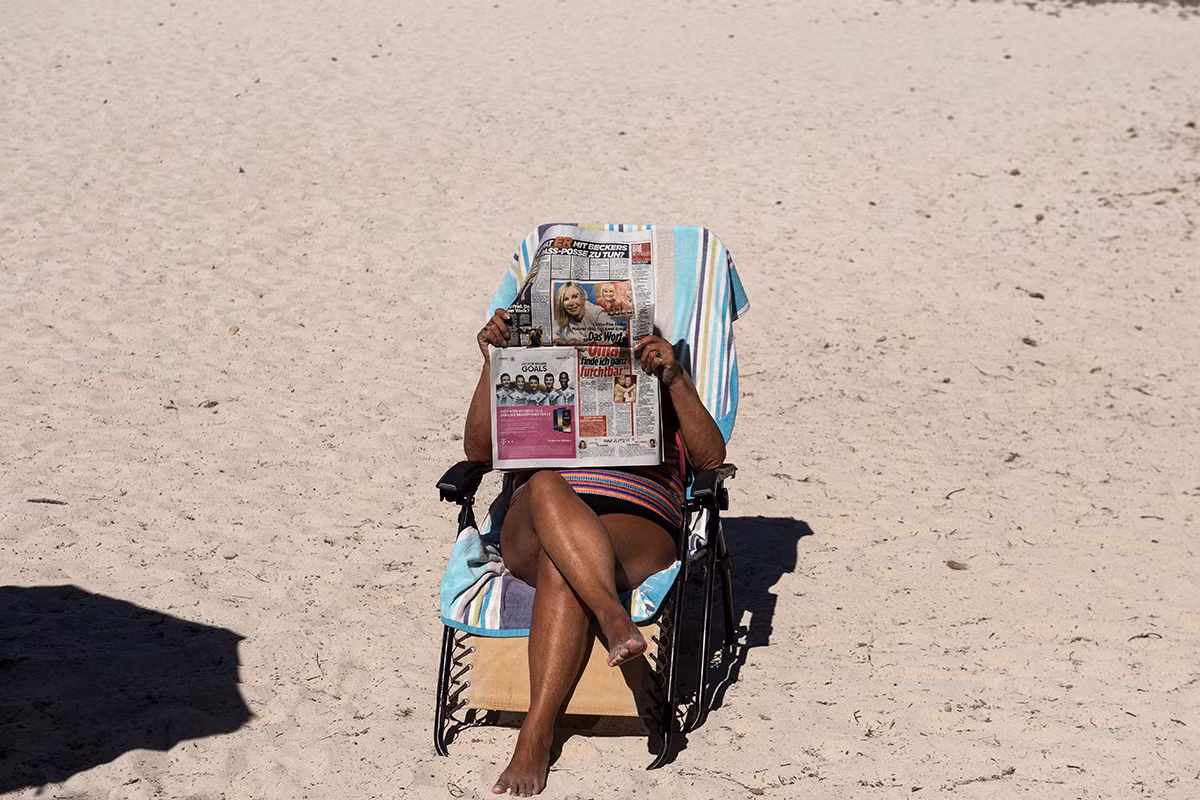 Một người dân tắm nắng trên bãi biển ở Menorca. Ảnh: AJ.