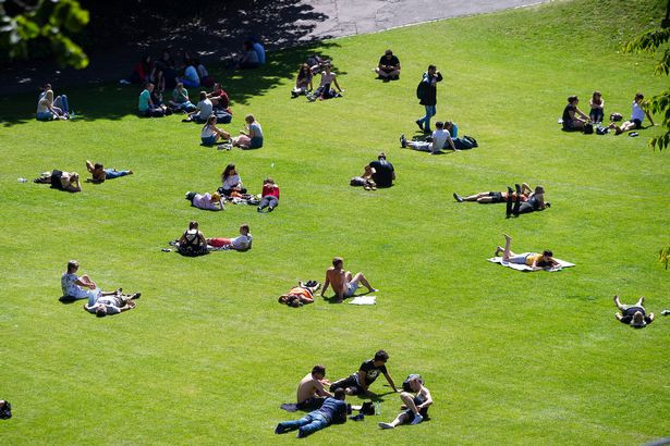Nhiệt độ tăng cao khiến nhiều người đổ xô tới các bãi biển và công viên ở Anh để tránh nóng. Ảnh: Mirror.