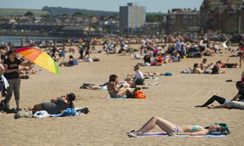 Bãi biển Portobello ở Edinburgh, Scotland, trong một ngày nắng nóng. Ảnh: Mirror.