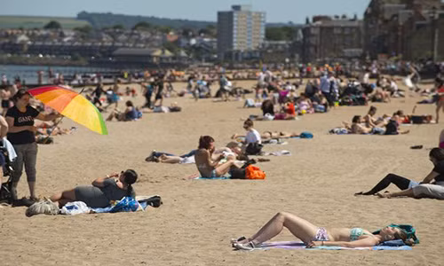 Bãi biển Portobello ở Edinburgh, Scotland, trong một ngày nắng nóng. Ảnh: Mirror.
