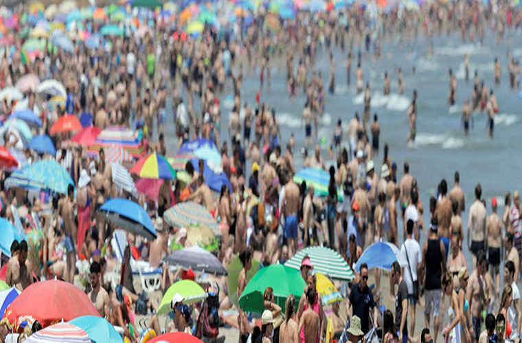 Thời tiết tại Tây Ban Nha rất khô nóng trong những ngày gần đây khiến rất nhiều người đổ xô ra bãi biển. Ảnh: Một bãi biển ở Valencia đông nghẹt người. Ảnh: AJ.