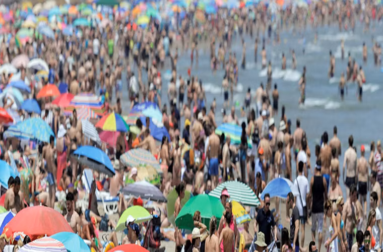 Thời tiết tại Tây Ban Nha rất khô nóng trong những ngày gần đây khiến rất nhiều người đổ xô ra bãi biển. Ảnh: Một bãi biển ở Valencia đông nghẹt người. Ảnh: AJ.