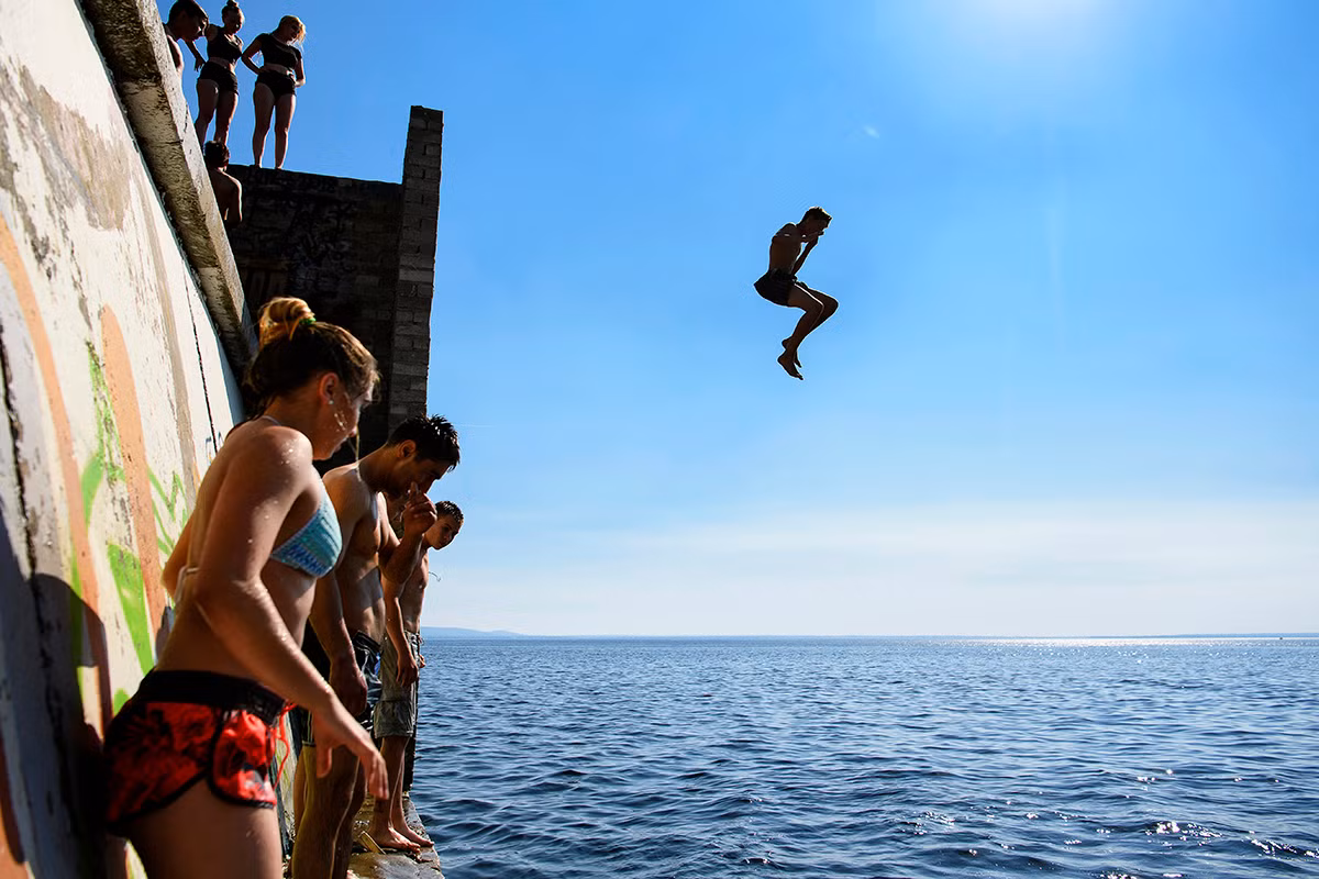 Theo AJ, nhiệt độ tại một số địa điểm diễn ra World Cup 2018 tại Nga có thể lên tới 40 độ C. Ảnh: Một số du khách tắm biển ở Togliatti, miền nam nước Nga. Ảnh: AJ.