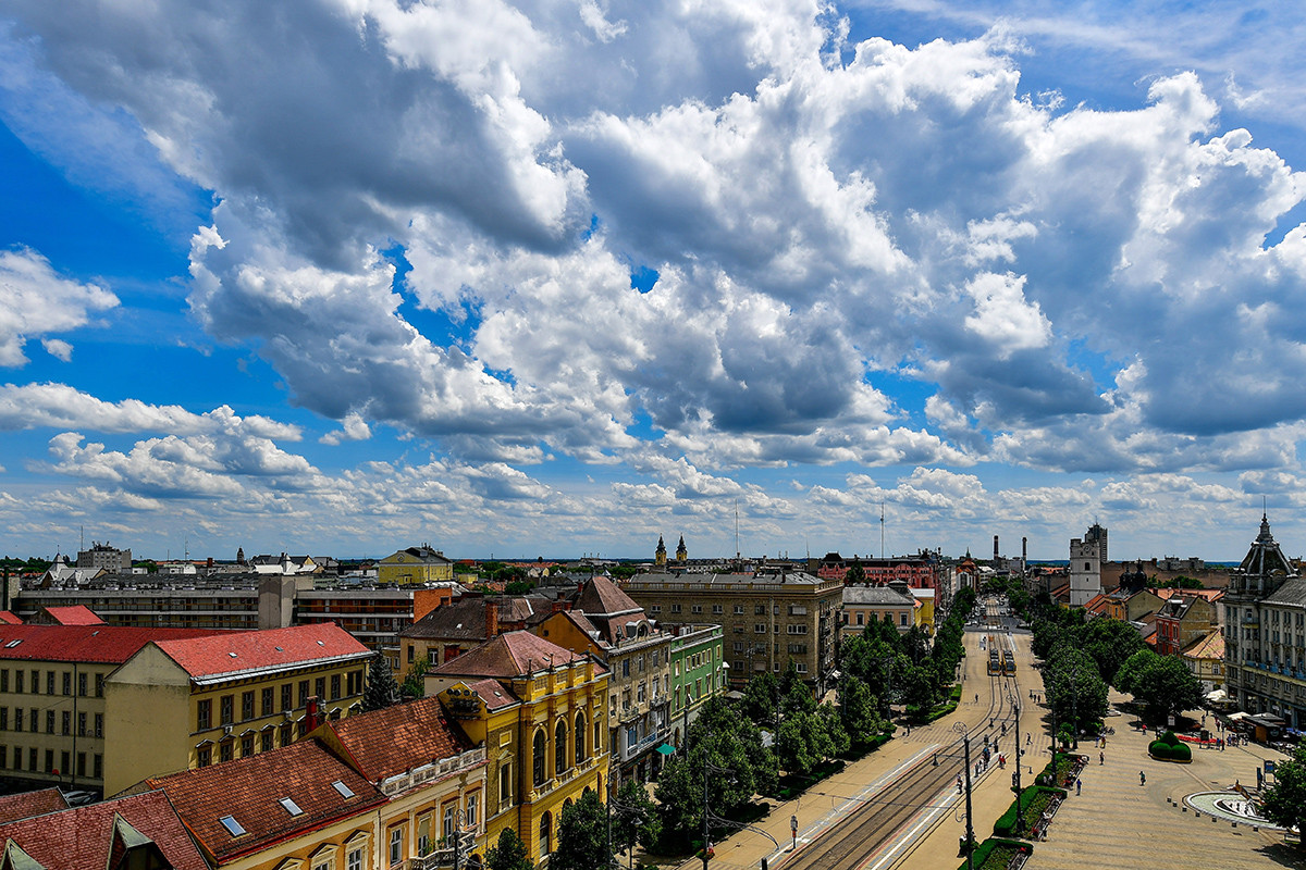 Theo Al Jazeera, nhiều quốc gia ở Châu Âu năm nay có một mùa hè "đáng nhớ" với nền nhiệt phá vỡ kỷ lục và tháng 5 vừa qua được cho là tháng "ấm" nhất trong vòng một thế kỷ trở lại đây. Ảnh: Một ngày nắng nóng tại Debrecen, Hungary. Ảnh: AJ.