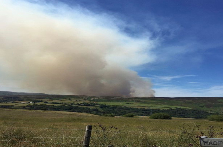 Lính cứu hỏa dập tắt đám cháy ở Saddleworth Moor, Peak District. Ảnh: Mirror.