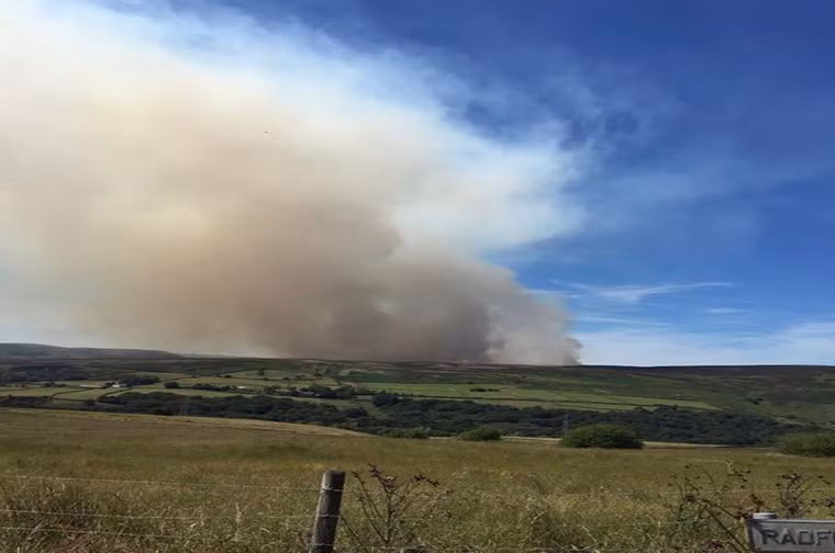 Lính cứu hỏa dập tắt đám cháy ở Saddleworth Moor, Peak District. Ảnh: Mirror.
