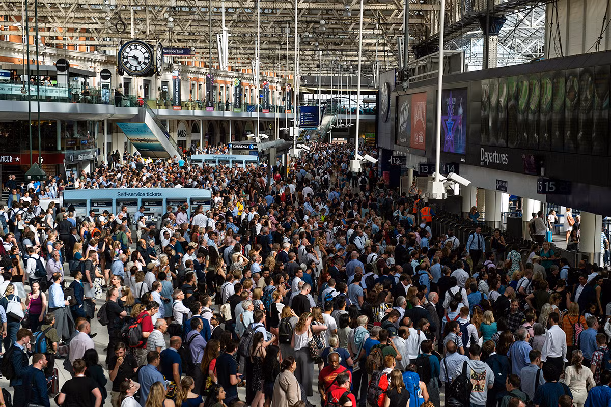 Cảnh đông đúc tại nhà ga Waterloo ở thủ đô London, Anh. Ảnh: AJ.