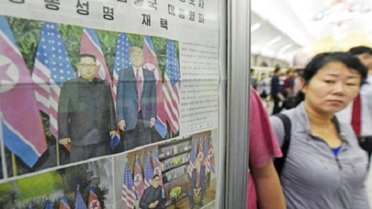 Báo chí Triều Tiên đưa tin về cuộc gặp giữa nhà lãnh đạo Kim Jong-un và Tổng thống Mỹ Donald Trump. Ảnh: AP