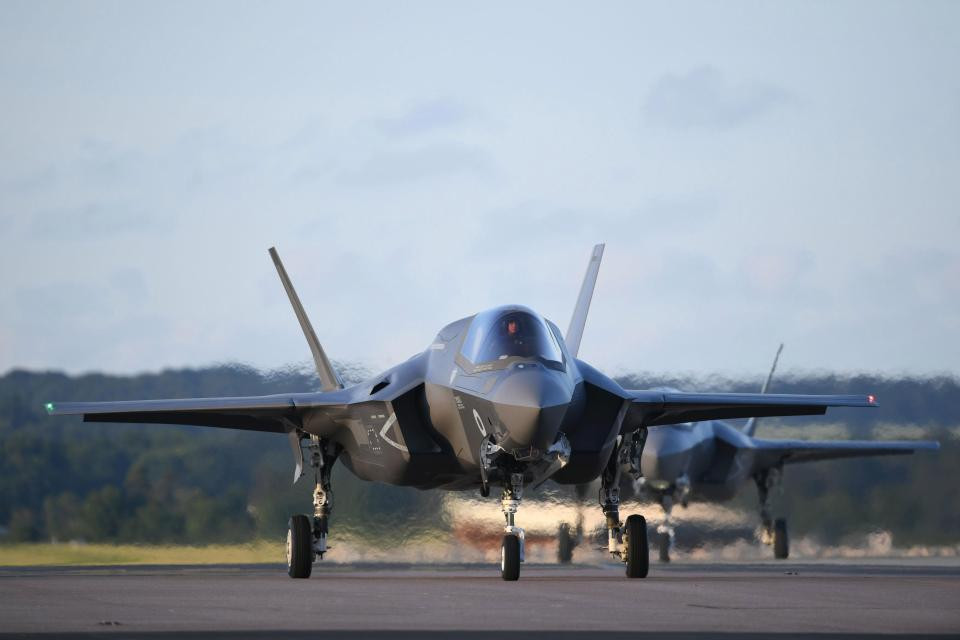 Theo The Sun, bốn chiếc tiêm kích F-35B Lightning II do Tập đoàn Lockheed Martin chế tạo Không quân Hoàng gia Anh đã trải qua chặng hành trình dài gần 5.000 km trong 8 tiếng đồng hồ từ South Carolina (Mỹ) tới căn cứ đồn trú RAF Marham của Không quân Hoàng gia Anh ở Norfolk. (Nguồn: The Sun)