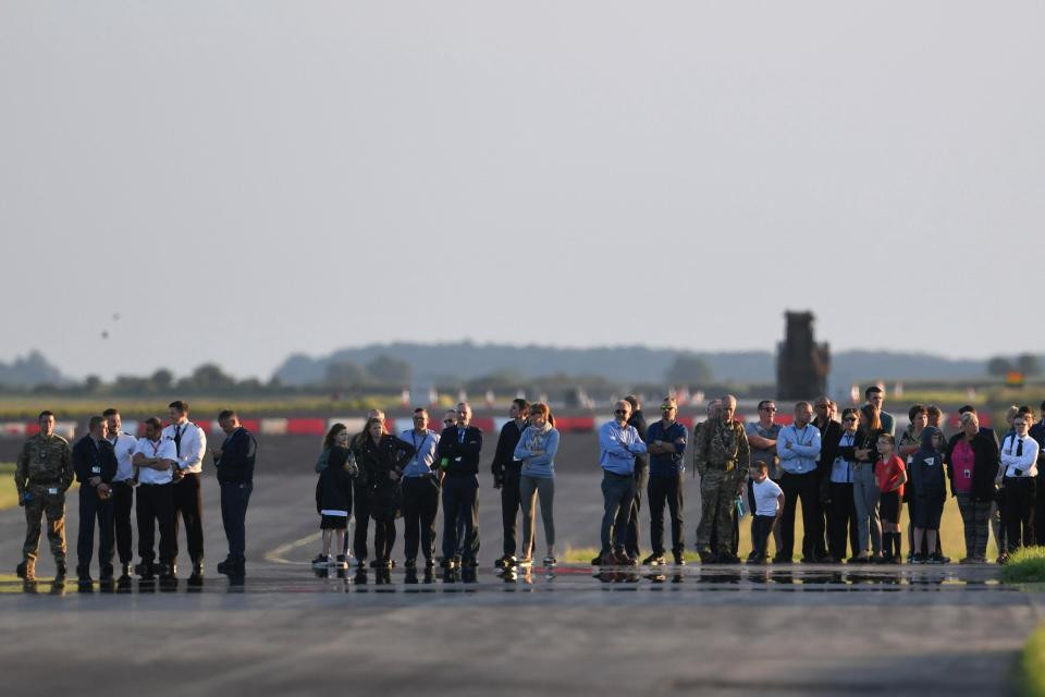 Các học viên RAF và gia đình của bốn phi công phi đội 617 đã xếp hàng để chứng kiến những chiếc tiêm kích F-35B hạ cánh xuống đường băng tại căn cứ RAF Marham.