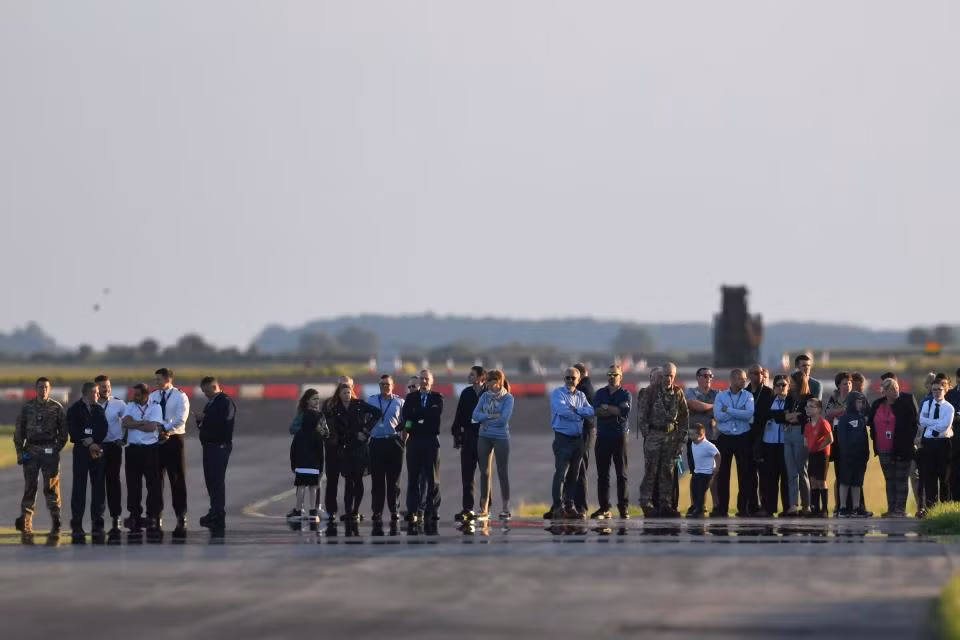 Các học viên RAF và gia đình của bốn phi công phi đội 617 đã xếp hàng để chứng kiến những chiếc tiêm kích F-35B hạ cánh xuống đường băng tại căn cứ RAF Marham.