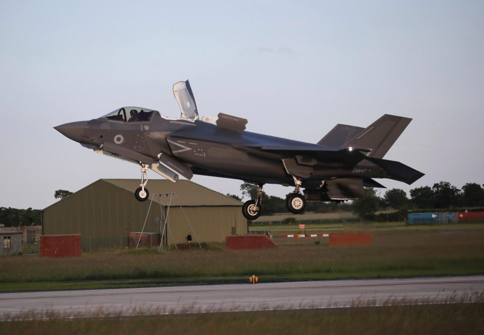 Khoảnh khắc một chiếc tiêm kích đa năng F-35 hạ cánh xuống căn cứ RAF Marham.