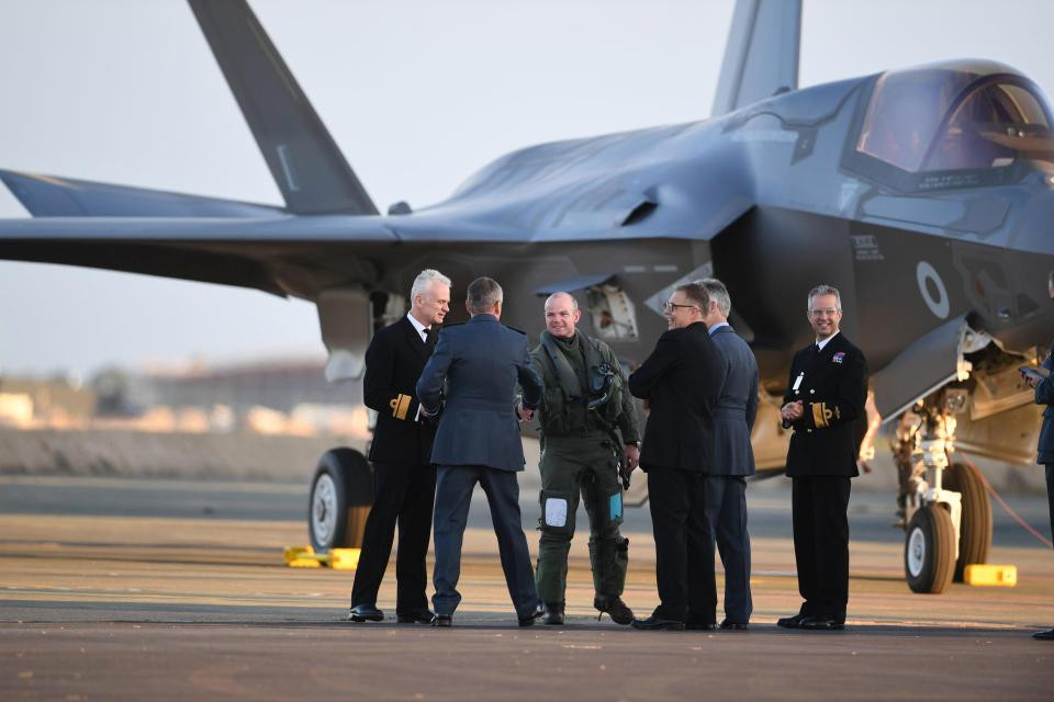 Trung úy không quân hoàng gia John Butcher được chào đón sau khi điều khiển chiếc tiêm kích F-35B tới căn cứ RAF Marham ở Norfolk.