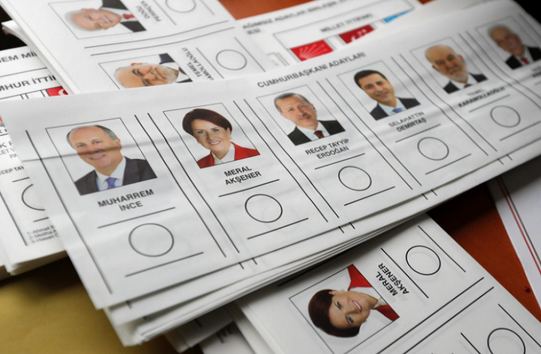Lá phiếu bầu cử tại một điểm bỏ phiếu ở Yalova, Thổ Nhĩ Kỳ, ngày 24/6.