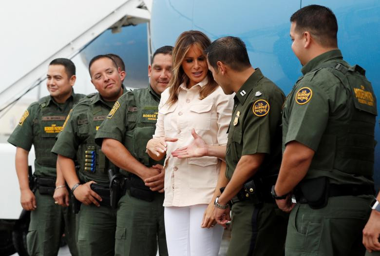 Đệ nhất phu nhân Mỹ chào lực lượng tuần tra biên giới Mỹ tại sân bay McAllen.